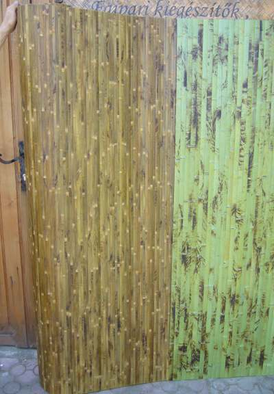 A bambusz természetes héjából készült zöld és barna falvédő, ajtóbetétanyag